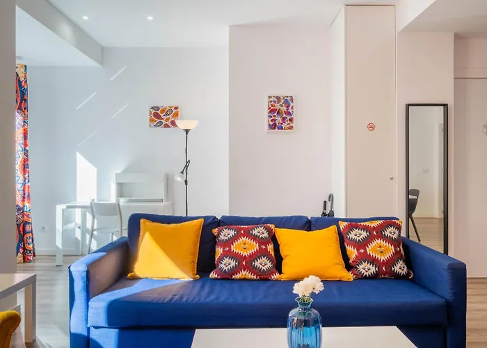 Spacious Clean & Colorful Apt Quiet Zone